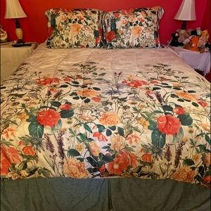 Queen Comgorter Set (3) Piece Set